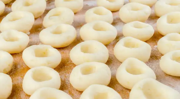 Ile kalorii mają kluski śląskie? Odchudź je bez utraty smaku!