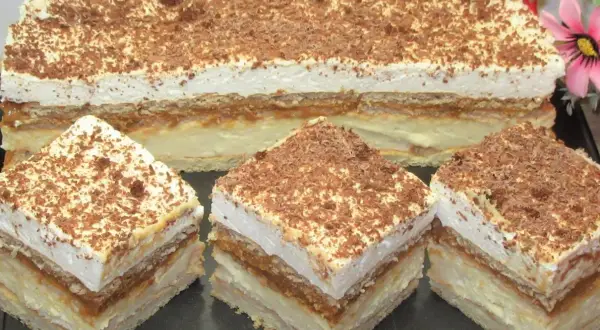 Pyszne ciasto 3 bit prosty przepis. Warstwy kremu, karmelu i biszkoptów, posypane wiórkami czekolady.