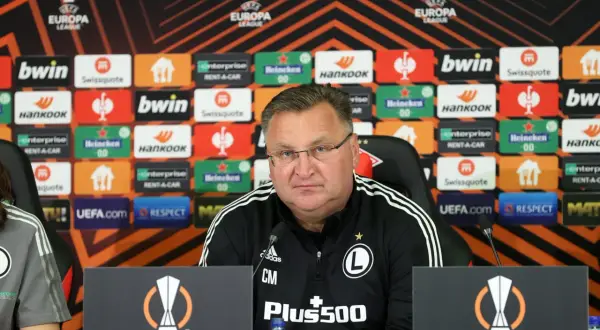 Czesław Michniewicz, trener Legii, podczas konferencji prasowej przed meczem Ligi Europy.