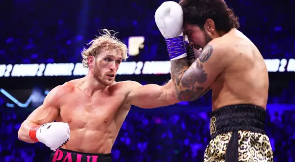 Logan Paul i Dillon Danis i boxningsring. Logan Paul slår, Dillon Danis försvarar sig.