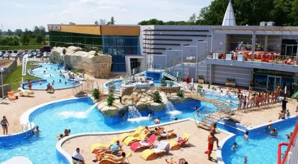 Termy Uniejów czy Suntago: Porównanie najlepszych aquaparków