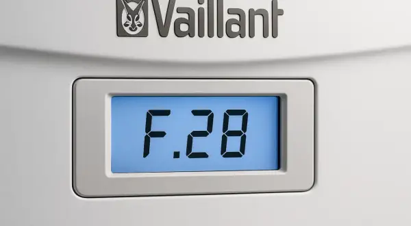 Wyświetlacz kotła Vaillant pokazuje kod błędu F.28.