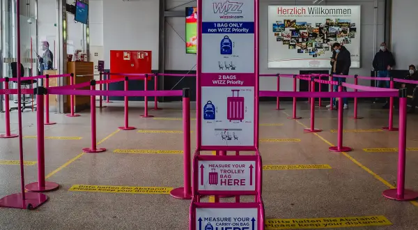 Wizz Air Gepäckmessstation mit Hinweisen zu Maßen und Gewicht.
