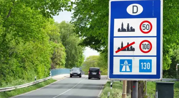 Das richtgeschwindigkeit schild zeigt 50 km/h innerorts, 100 km/h außerorts und 130 km/h auf Autobahnen.