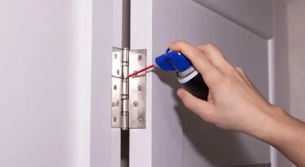 Skrzypiące drzwi? Domowe sposoby i smary bez WD-40!