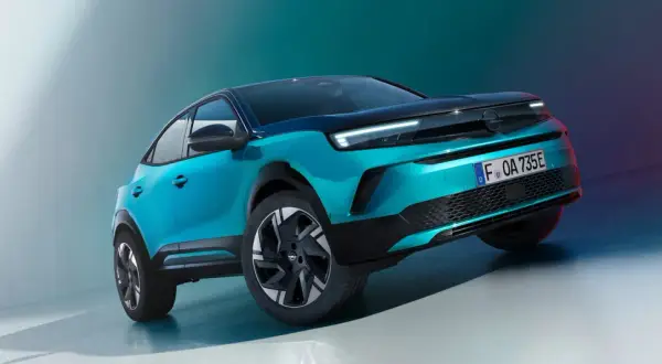 En turkos Opel Mokka med mörkt tak, som verkar ha ett litet problem med att stå rakt.