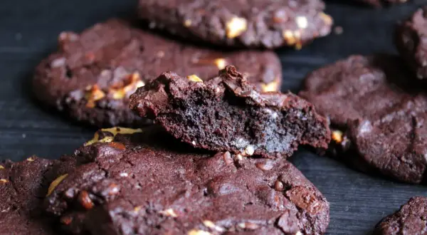 Saftige Schoko-Cookies, die an das Subway Cookies Rezept erinnern, mit vielen Schokostückchen und Nüssen. Ein Genuss!