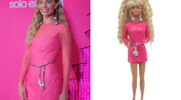 Margot Robbie i lalka Barbie w identycznych różowych sukienkach i błyszczących dodatkach. Inspirujące barbie stylizacje.