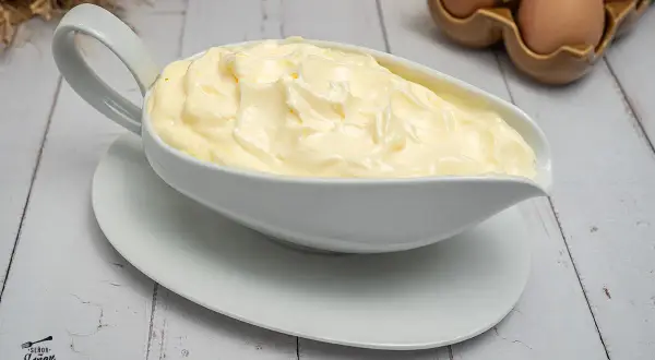 Mayonesa casera cremosa en salsera blanca. Aprende como hacer mayonesa casera con huevos frescos y aceite.