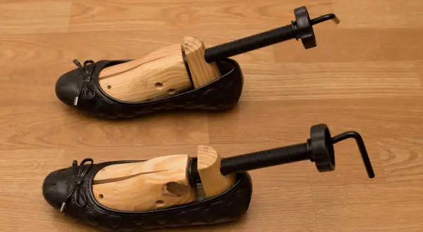 Due scarpe nere con tendiscarpe in legno per allargare scarpe. Utile per ogni calzolaio.