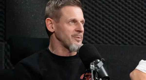 Michał Wójcik z kabaretu Ani Mru-Mru w studiu, przed mikrofonem.
