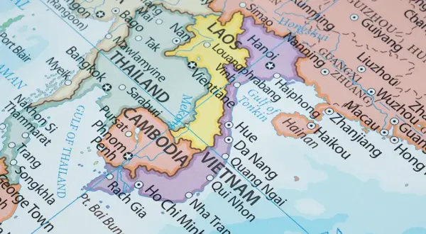 Mapa pokazuje południowo-wschodnią Azję. Widać tu Tajlandię, Laos, Kambodżę i Wietnam. Wietnam leży na wschodnim wybrzeżu Półwyspu Indochińskiego.