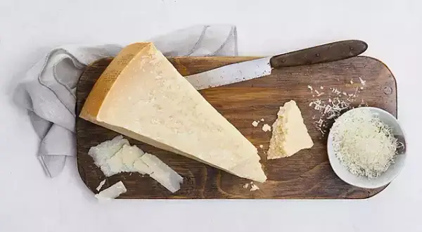 Parmezan z jakiego mleka? Odkryj tajemnice autentycznego smaku