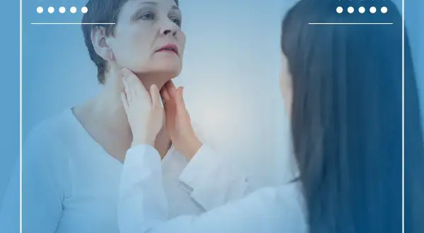 Ärztin untersucht Hals einer Patientin. Mögliche Burkitt-Lymphom Symptome wie geschwollene Lymphknoten werden hier abgeklärt.