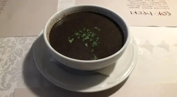 Gdzie zjeść czerninę w Poznaniu? Najlepsze restauracje i smaki