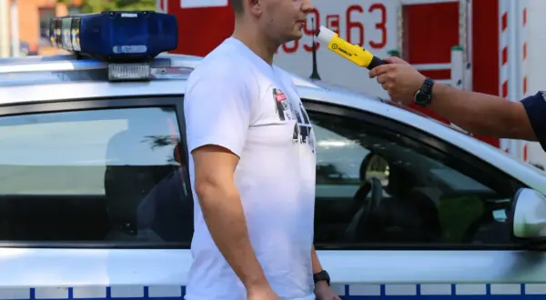 Policja w domu: Kiedy może badać alkomatem? Twoje prawa