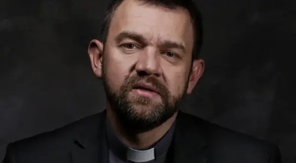 Duchowny z brodą w czarnym garniturze i białej kolarii. Jego spojrzenie sugeruje dylemat posłuszeństwa sumieniu a nauczanie hierarchów kościelnych.