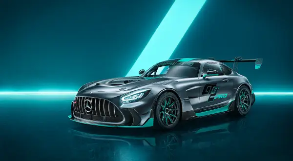 Szary Mercedes-AMG GTR Pro z turkusowymi akcentami i dużym skrzydłem, gotowy do wyścigu.