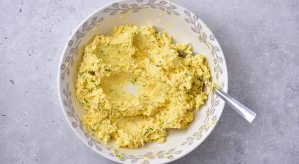 Mieszanka jajeczna z ziołami, przygotowana jako pasta jajeczna bez majonezu, w misce z ozdobnym brzegiem.