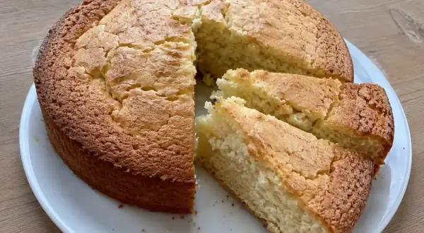 En gyllene sockerkaka, perfekt för ett enkelt sockerkaka recept. Skivad och redo att avnjutas.