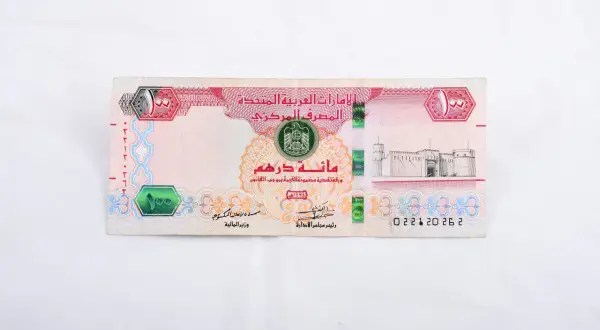 Sto dirhamów, czyli jaka waluta jest w Dubaju, na banknocie z wizerunkiem fortu.