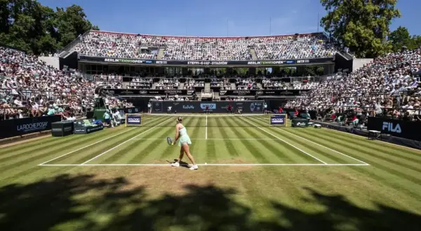 Tennisspielerin im Steffi-Graf-Stadion beim WTA Berlin Open. Volle Tribünen und Sonnenschein.