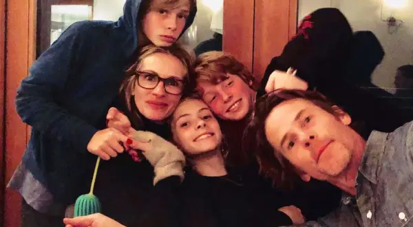 Julia Roberts med sina barn och make. En glad familj samlad för en mysig stund.