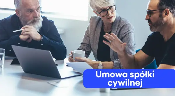 Trzy osoby dyskutują przy stole, na którym leży laptop. Na pierwszym planie widoczny jest tekst "Umowa spółki cywilnej".