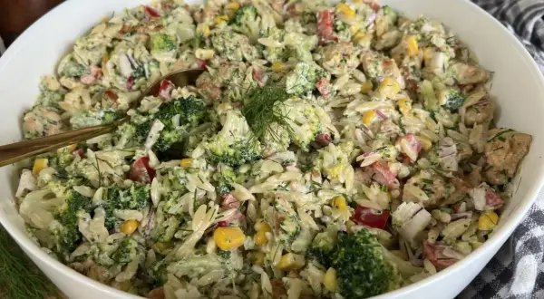 Pyszna sałatka z makaronem orzo, brokułami, kukurydzą i kawałkami kurczaka, polana kremowym sosem. Idealna na letnie dni.