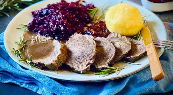 Saftiger Rinderbraten, Rotkohl und ein Klößchen – ein klassisches rinderbraten rezept, das Herz und Seele wärmt.