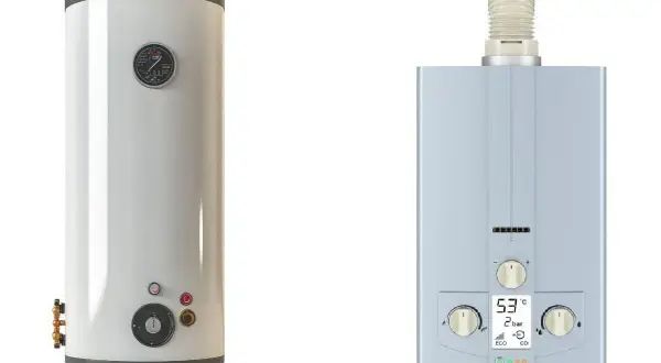 Scaldabagno elettrico verticale e caldaia a gas compatta, due soluzioni per l'acqua calda.