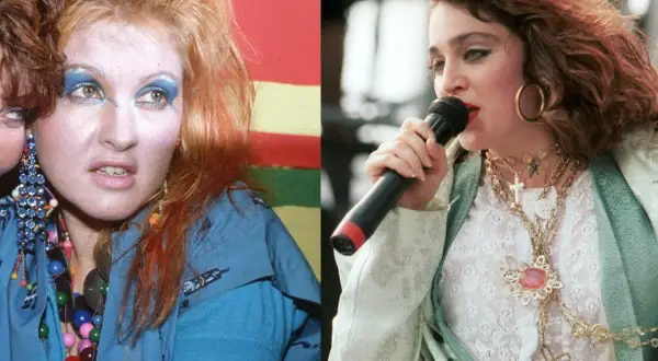 Ikony lat 80. w szalonych stylizacjach na imprezę: Cyndi Lauper z kolorowymi koralikami i Madonna z krzyżykami na szyi.