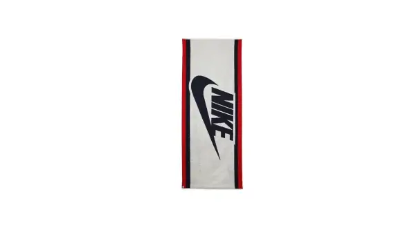 Biały ręcznik Nike z granatowym logo i czerwono-granatowymi paskami po bokach. Idealny na trening.
