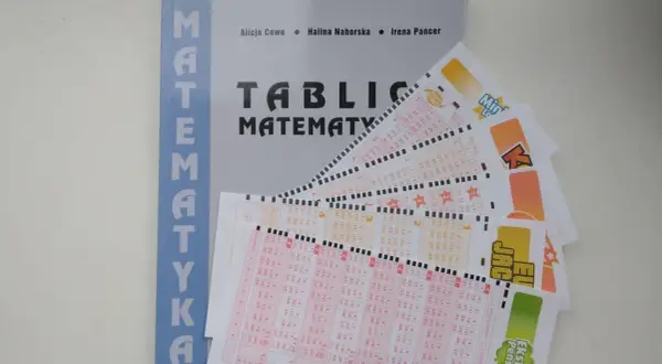 Matematyka i losowanie liczb, by wygrać ekstra pensję.