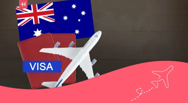 Avión de juguete sobre pasaportes y bandera australiana, listo para tu visa de work and holiday Australia.