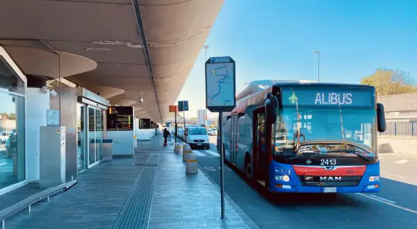 Autobus Alibus na lotnisku, idealny, by dowiedzieć się, jak dojechać z Katanii do Syrakuz.