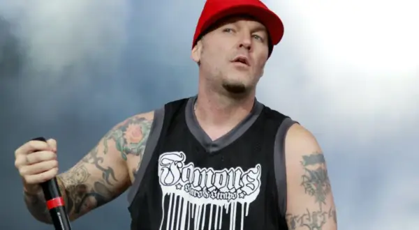 Fred Durst, jeden z członków Limp Bizkit, w czerwonej czapce i koszulce z napisem "Famous Stars & Straps".