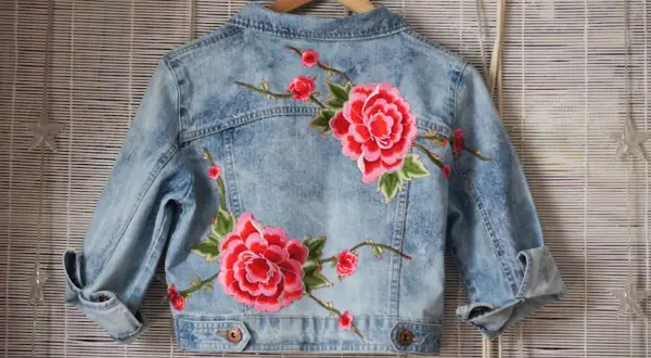 Kurtka jeansowa DIY: Odmień ją! Malowanie, naszywki, postarzanie