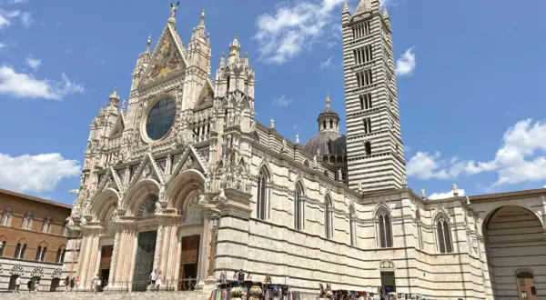 Il Duomo di Siena, con la sua imponente facciata e il campanile a strisce, è un must per chi cerca cosa vedere a Siena.