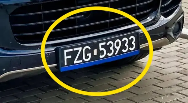 Czarne tablice rejestracyjne wykazują numer FZG-53933.
