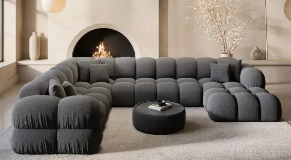 Gemütliche graue Velourcouch, die zum Entspannen einlädt. Tipps zur velourcouch reinigen für ein frisches Wohngefühl.