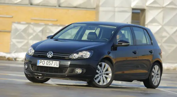 Czarny Volkswagen Golf VI GTD na zewnątrz, z widocznym numerem rejestracyjnym PO 057 JU.