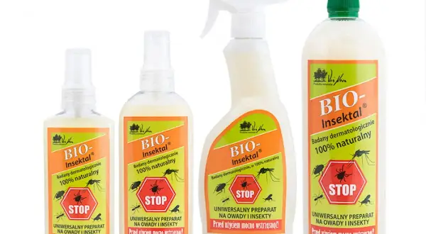Skuteczny oprysk na komary do ogrodu: cztery butelki preparatu "BIO-Insektal" z grafiką owadów i napisem "STOP".
