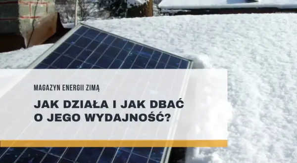 Panel słoneczny na dachu pokrytym śniegiem, symbolizujący niezależność energetyczną off grid zimą.