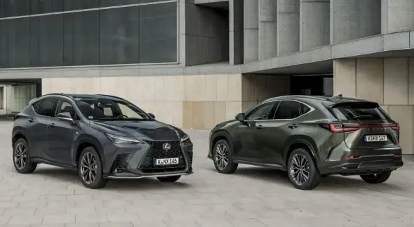 Dwa eleganckie Lexusy NX, jeden ciemnoszary, drugi oliwkowy, prezentują się na tle nowoczesnej architektury. Zastanawiasz się nad ich lexus nx spalanie?
