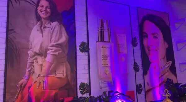 Plakaty reklamowe z kobietami i kosmetykami. Na jednym z nich widać serum z napisem protinol co to jest, kluczowy składnik odmładzający.