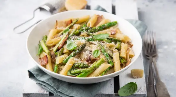 Penne z chrupiącymi szparagami, boczkiem i parmezanem. Pyszny makaron ze szparagami, idealny na wiosenny obiad.