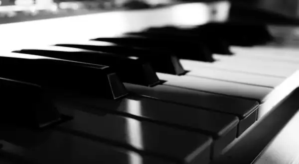 Czym się różni fortepian od pianina? Kluczowe różnice i wybór