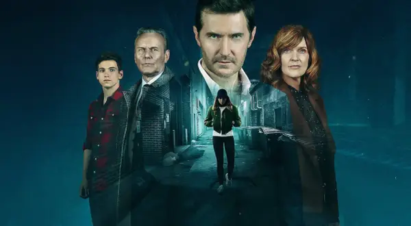 Fyra personer, inklusive en ung man och en kvinna i en gränd, i en mörk och mystisk stil som påminner om Harlan Coben serier.