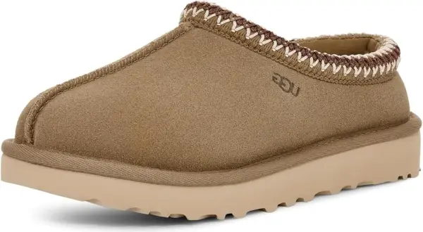 Pantofola marrone con bordo intrecciato, logo UGG. Un esempio di come riconoscere gli ugg originali vs fake.